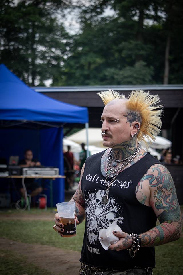 Volyně zažila punkovou smršť. Crowdsurfing, kam se podíváš, a létající toiky i záchodové štětky během show Gutalaxu