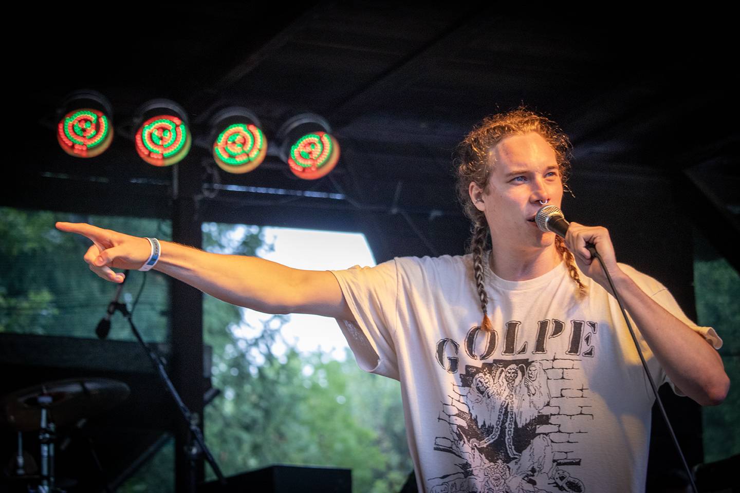 Volyně zažila punkovou smršť. Crowdsurfing, kam se podíváš, a létající toiky i záchodové štětky během show Gutalaxu