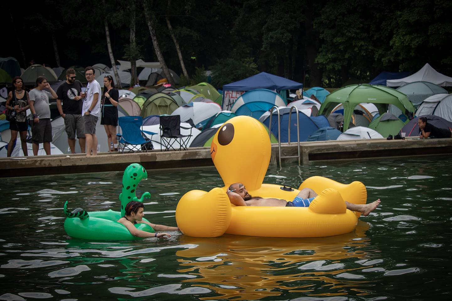 Volyně zažila punkovou smršť. Crowdsurfing, kam se podíváš, a létající toiky i záchodové štětky během show Gutalaxu