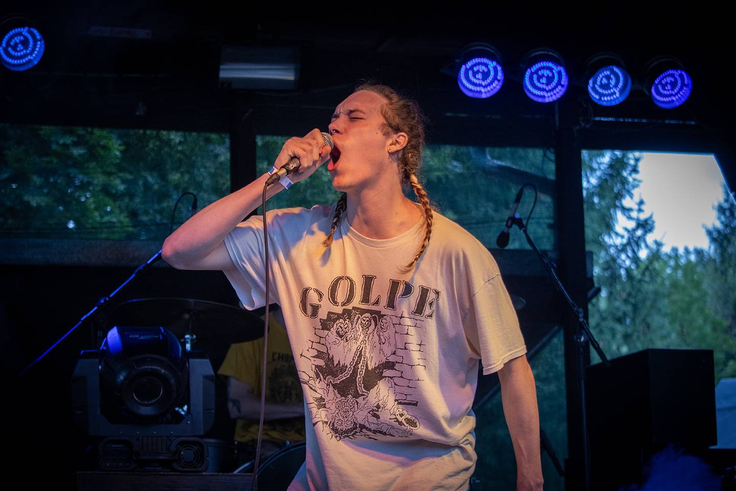 Volyně zažila punkovou smršť. Crowdsurfing, kam se podíváš, a létající toiky i záchodové štětky během show Gutalaxu