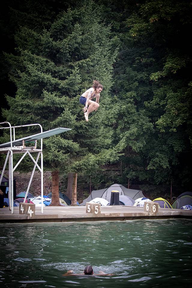 Volyně zažila punkovou smršť. Crowdsurfing, kam se podíváš, a létající toiky i záchodové štětky během show Gutalaxu