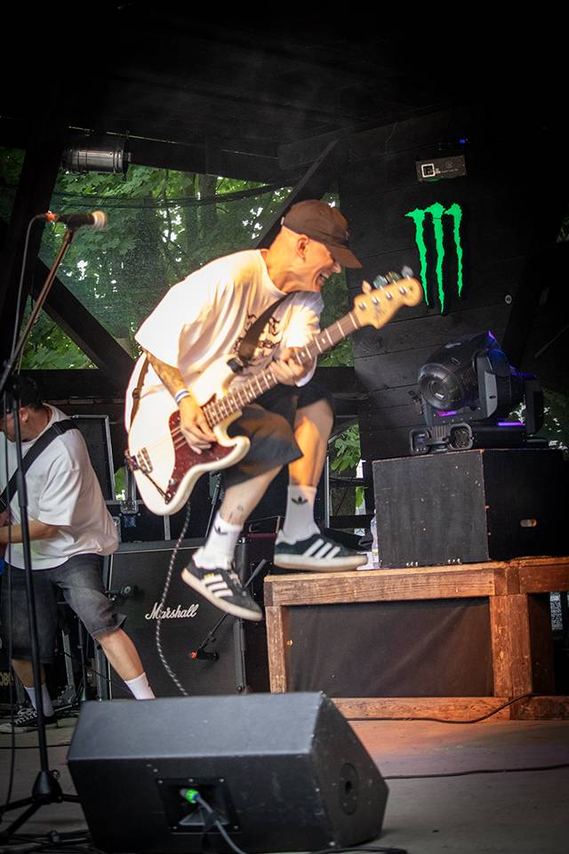 Volyně zažila punkovou smršť. Crowdsurfing, kam se podíváš, a létající toiky i záchodové štětky během show Gutalaxu