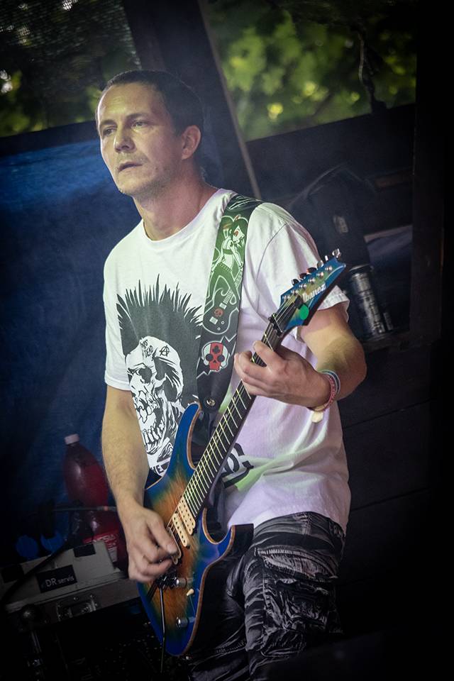 Volyně zažila punkovou smršť. Crowdsurfing, kam se podíváš, a létající toiky i záchodové štětky během show Gutalaxu