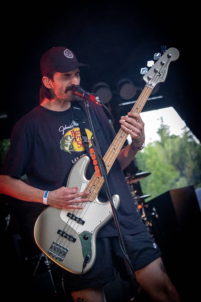 Volyně zažila punkovou smršť. Crowdsurfing, kam se podíváš, a létající toiky i záchodové štětky během show Gutalaxu