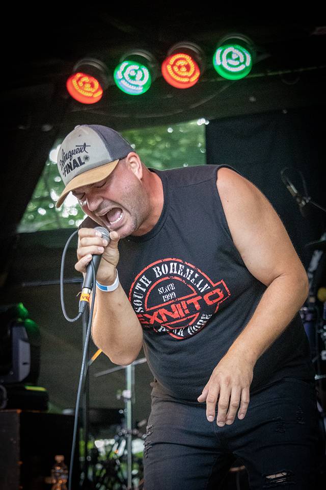 Volyně zažila punkovou smršť. Crowdsurfing, kam se podíváš, a létající toiky i záchodové štětky během show Gutalaxu