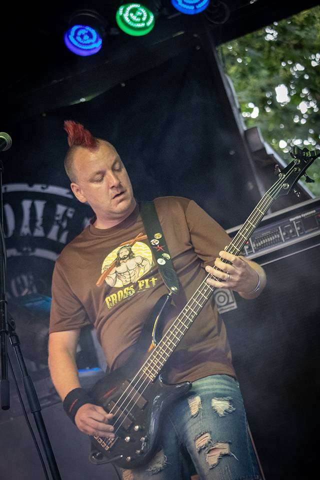 Volyně zažila punkovou smršť. Crowdsurfing, kam se podíváš, a létající toiky i záchodové štětky během show Gutalaxu