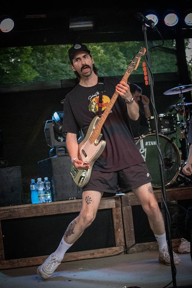 Volyně zažila punkovou smršť. Crowdsurfing, kam se podíváš, a létající toiky i záchodové štětky během show Gutalaxu