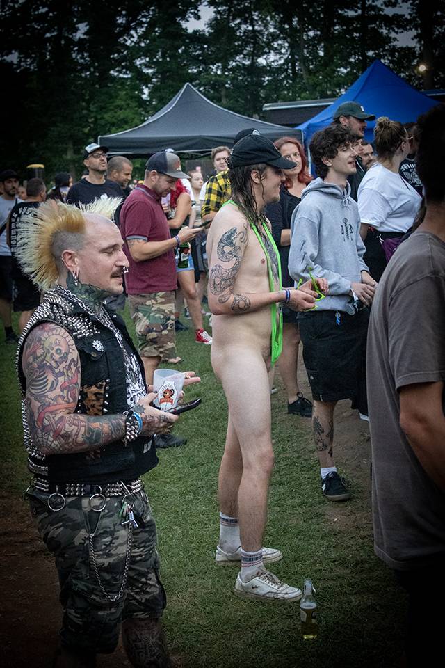 Volyně zažila punkovou smršť. Crowdsurfing, kam se podíváš, a létající toiky i záchodové štětky během show Gutalaxu