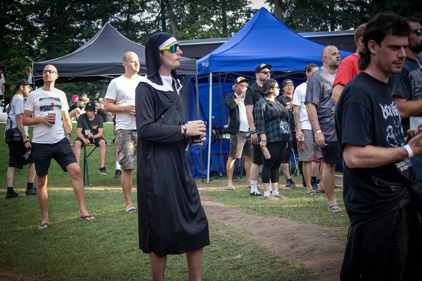 Volyně zažila punkovou smršť. Crowdsurfing, kam se podíváš, a létající toiky i záchodové štětky během show Gutalaxu