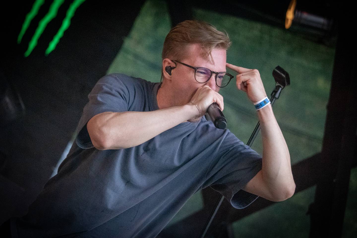 Volyně zažila punkovou smršť. Crowdsurfing, kam se podíváš, a létající toiky i záchodové štětky během show Gutalaxu