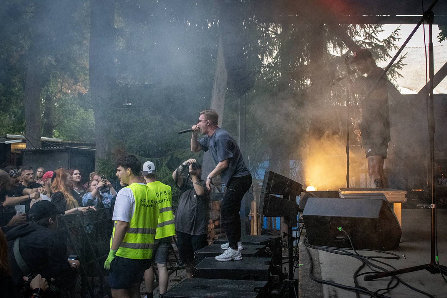 Volyně zažila punkovou smršť. Crowdsurfing, kam se podíváš, a létající toiky i záchodové štětky během show Gutalaxu