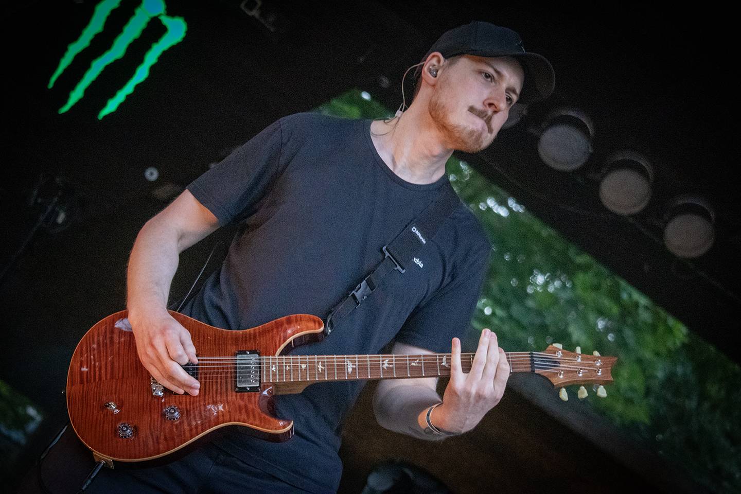 Volyně zažila punkovou smršť. Crowdsurfing, kam se podíváš, a létající toiky i záchodové štětky během show Gutalaxu