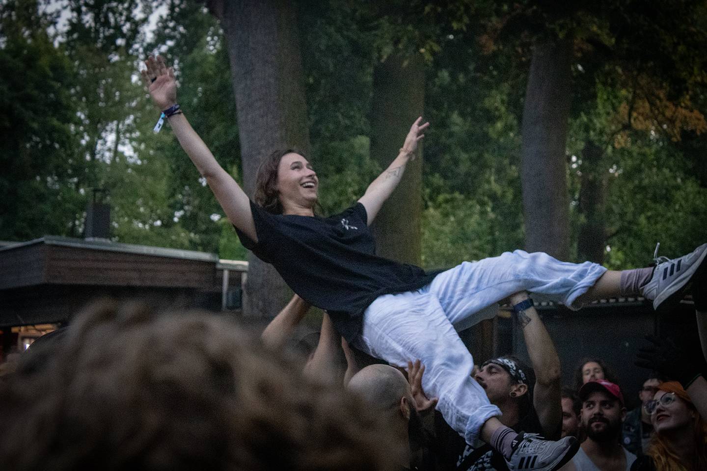 Volyně zažila punkovou smršť. Crowdsurfing, kam se podíváš, a létající toiky i záchodové štětky během show Gutalaxu