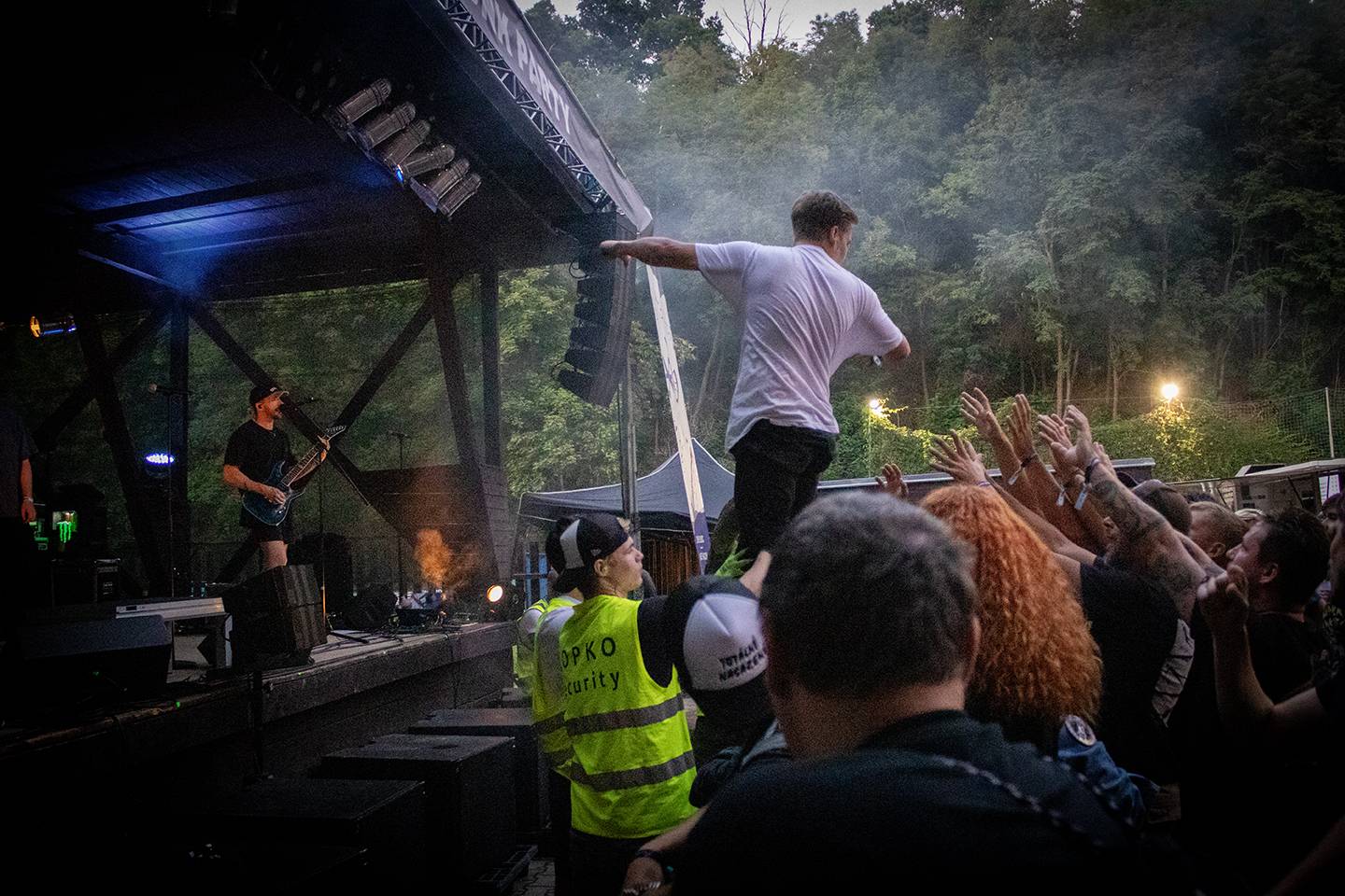 Volyně zažila punkovou smršť. Crowdsurfing, kam se podíváš, a létající toiky i záchodové štětky během show Gutalaxu