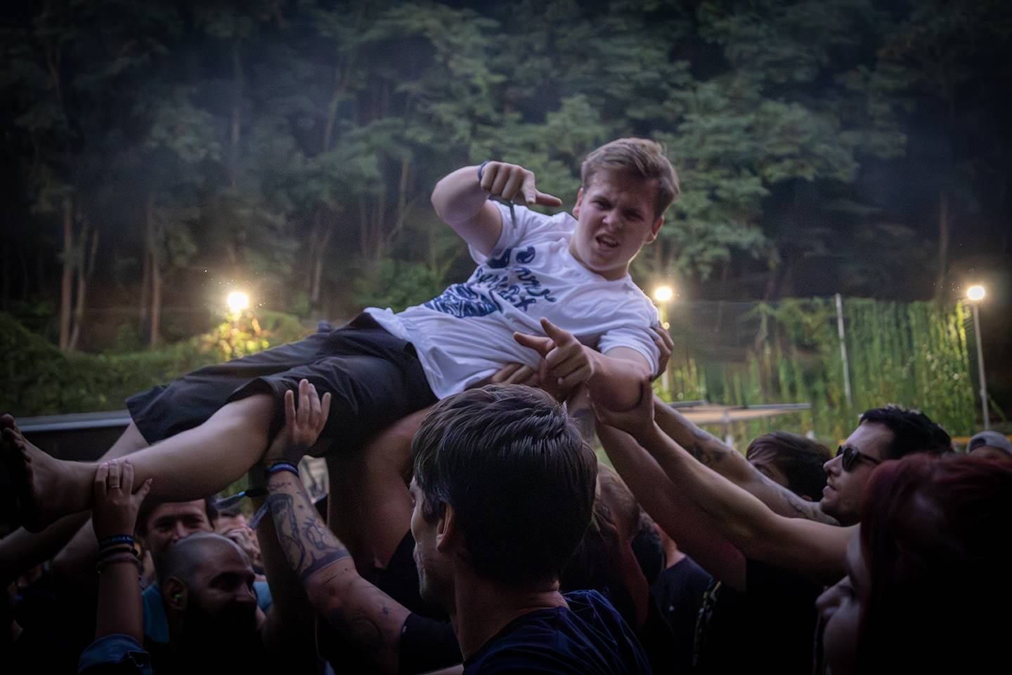 Volyně zažila punkovou smršť. Crowdsurfing, kam se podíváš, a létající toiky i záchodové štětky během show Gutalaxu