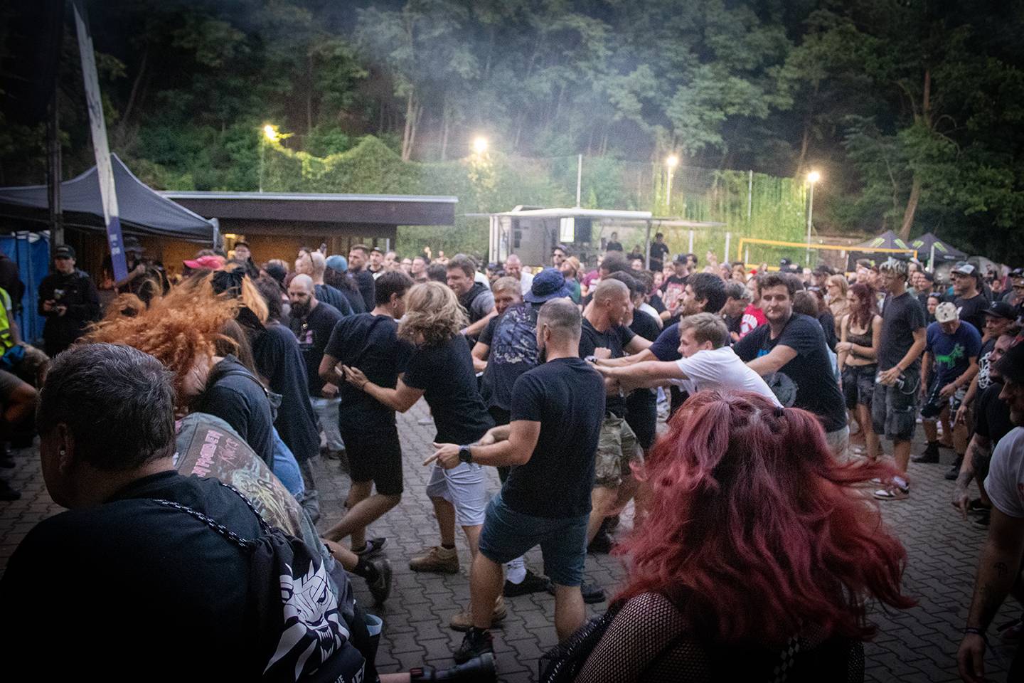 Volyně zažila punkovou smršť. Crowdsurfing, kam se podíváš, a létající toiky i záchodové štětky během show Gutalaxu
