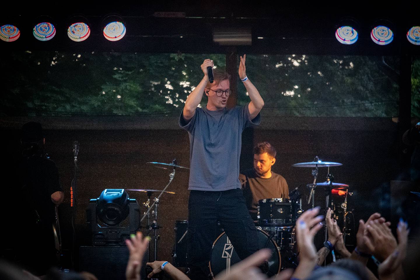 Volyně zažila punkovou smršť. Crowdsurfing, kam se podíváš, a létající toiky i záchodové štětky během show Gutalaxu