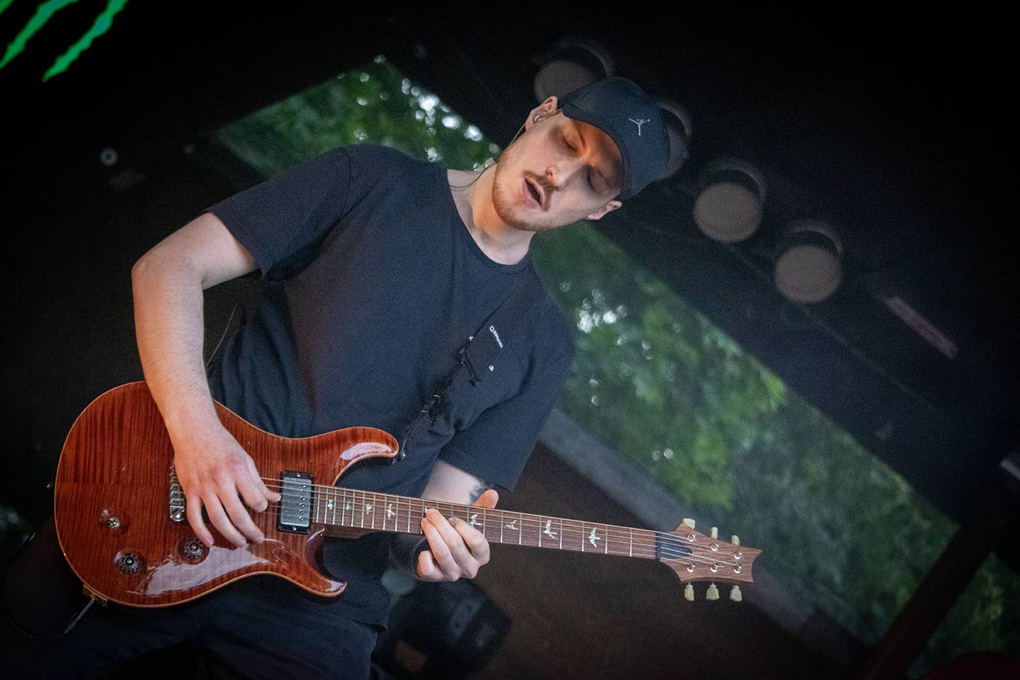 Volyně zažila punkovou smršť. Crowdsurfing, kam se podíváš, a létající toiky i záchodové štětky během show Gutalaxu