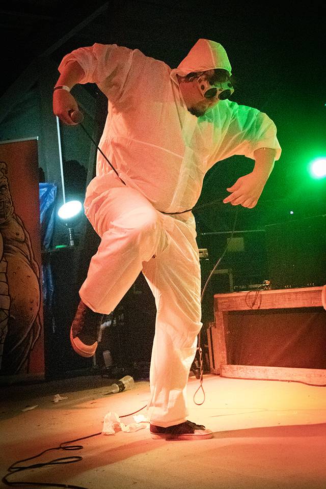 Volyně zažila punkovou smršť. Crowdsurfing, kam se podíváš, a létající toiky i záchodové štětky během show Gutalaxu