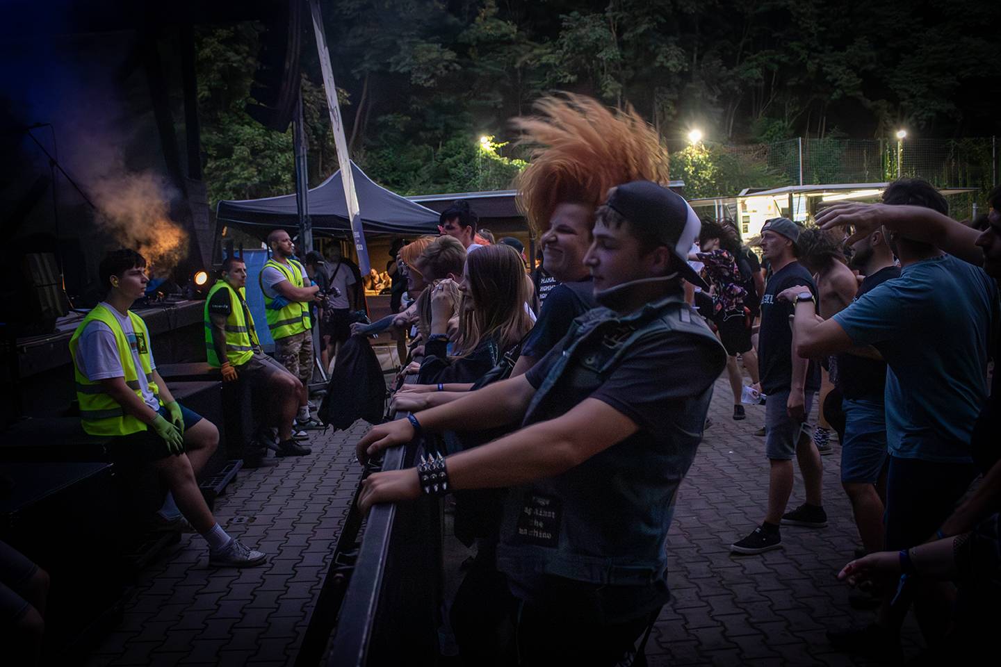 Volyně zažila punkovou smršť. Crowdsurfing, kam se podíváš, a létající toiky i záchodové štětky během show Gutalaxu