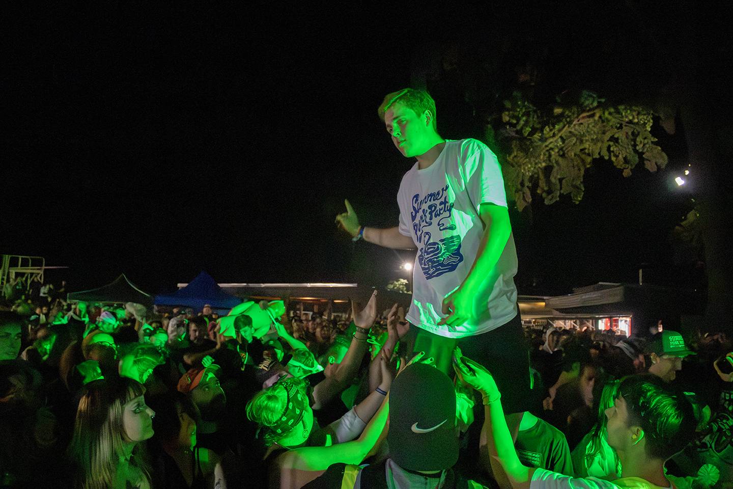 Volyně zažila punkovou smršť. Crowdsurfing, kam se podíváš, a létající toiky i záchodové štětky během show Gutalaxu