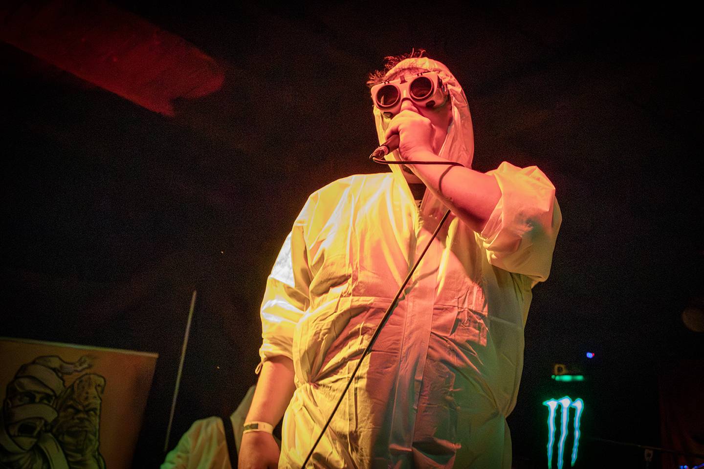 Volyně zažila punkovou smršť. Crowdsurfing, kam se podíváš, a létající toiky i záchodové štětky během show Gutalaxu