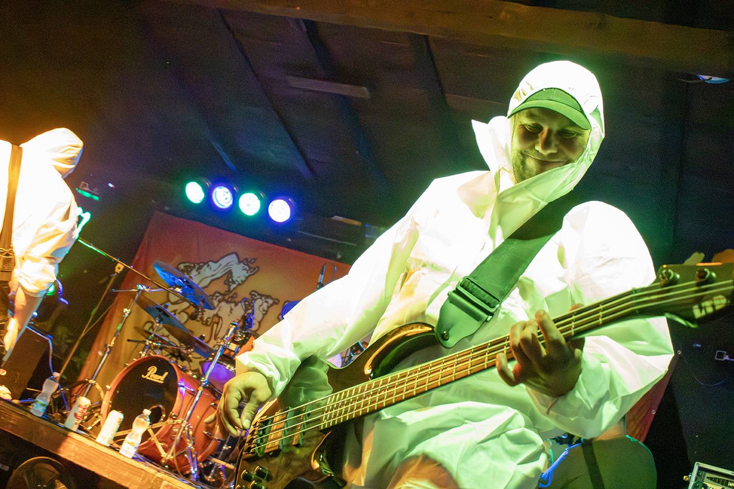 Volyně zažila punkovou smršť. Crowdsurfing, kam se podíváš, a létající toiky i záchodové štětky během show Gutalaxu