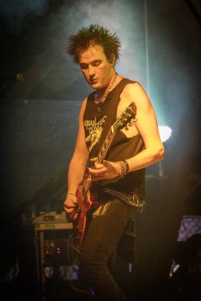 Volyně zažila punkovou smršť. Crowdsurfing, kam se podíváš, a létající toiky i záchodové štětky během show Gutalaxu