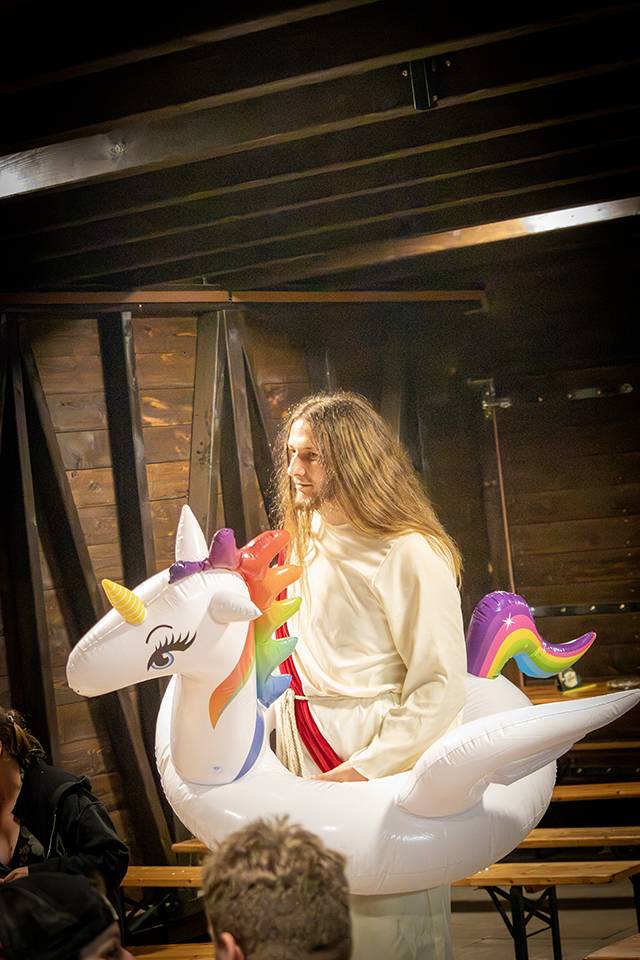 Volyně zažila punkovou smršť. Crowdsurfing, kam se podíváš, a létající toiky i záchodové štětky během show Gutalaxu