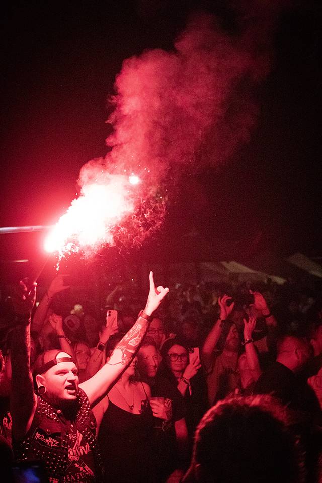 Volyně zažila punkovou smršť. Crowdsurfing, kam se podíváš, a létající toiky i záchodové štětky během show Gutalaxu
