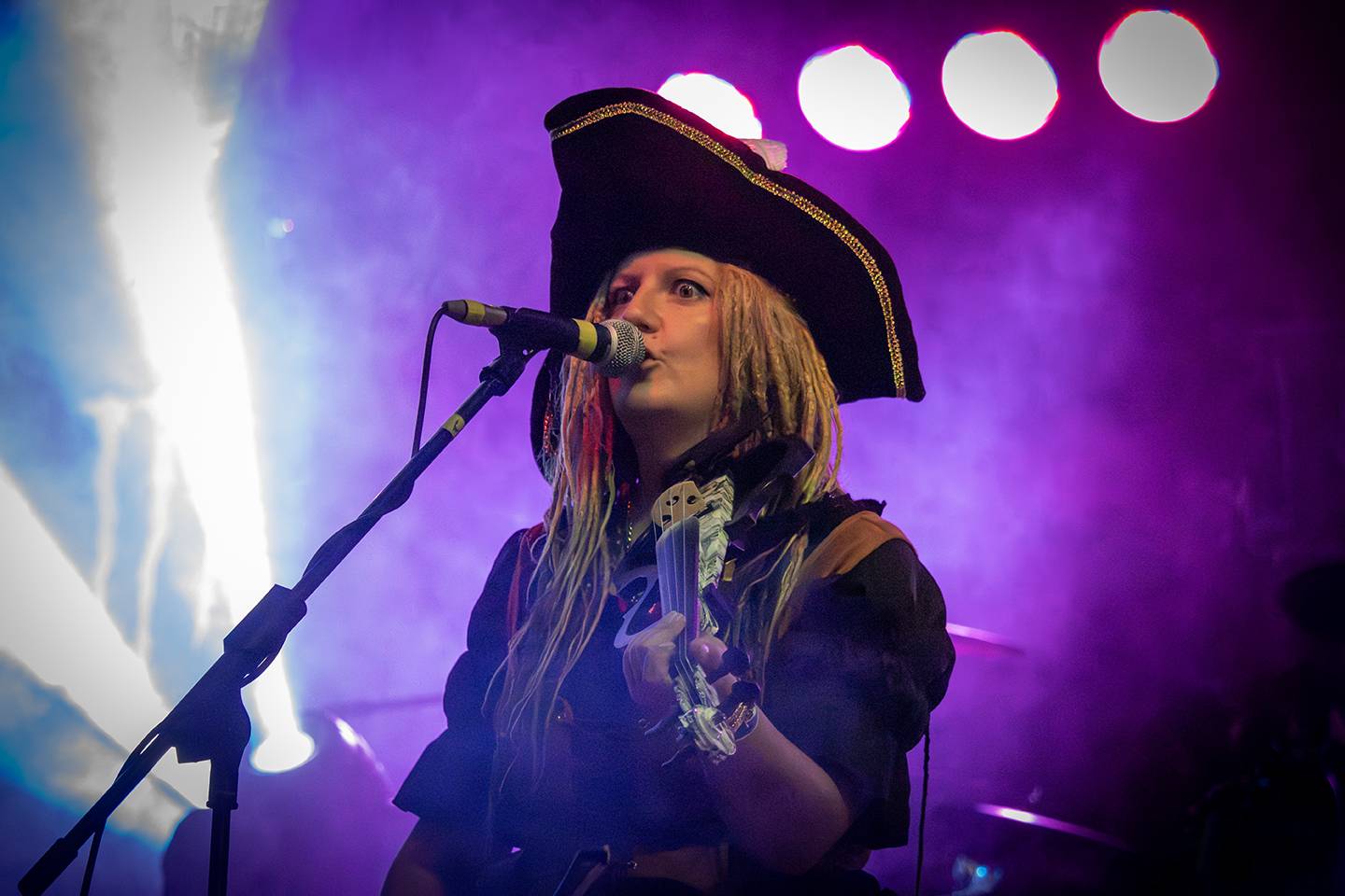 Volyně zažila punkovou smršť. Crowdsurfing, kam se podíváš, a létající toiky i záchodové štětky během show Gutalaxu