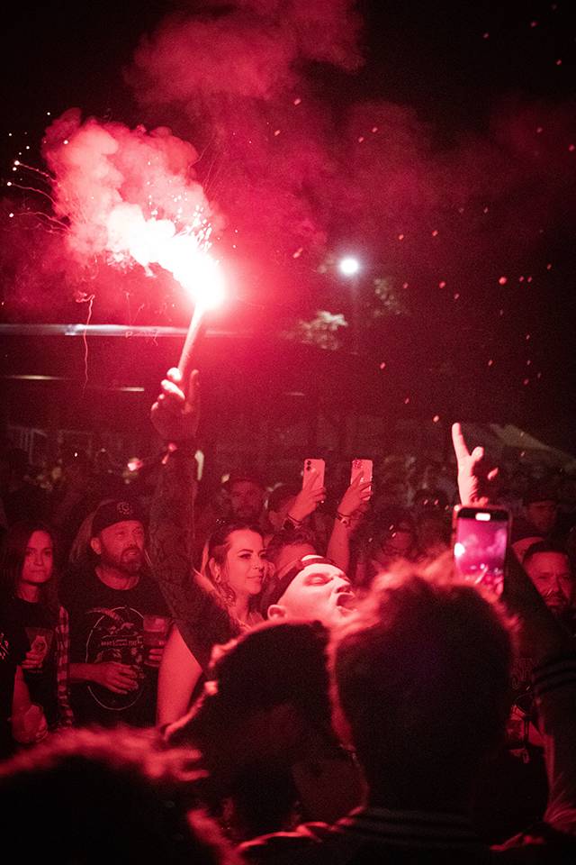 Volyně zažila punkovou smršť. Crowdsurfing, kam se podíváš, a létající toiky i záchodové štětky během show Gutalaxu