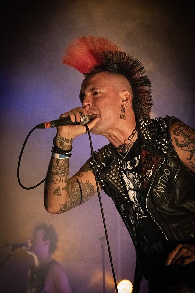 Volyně zažila punkovou smršť. Crowdsurfing, kam se podíváš, a létající toiky i záchodové štětky během show Gutalaxu