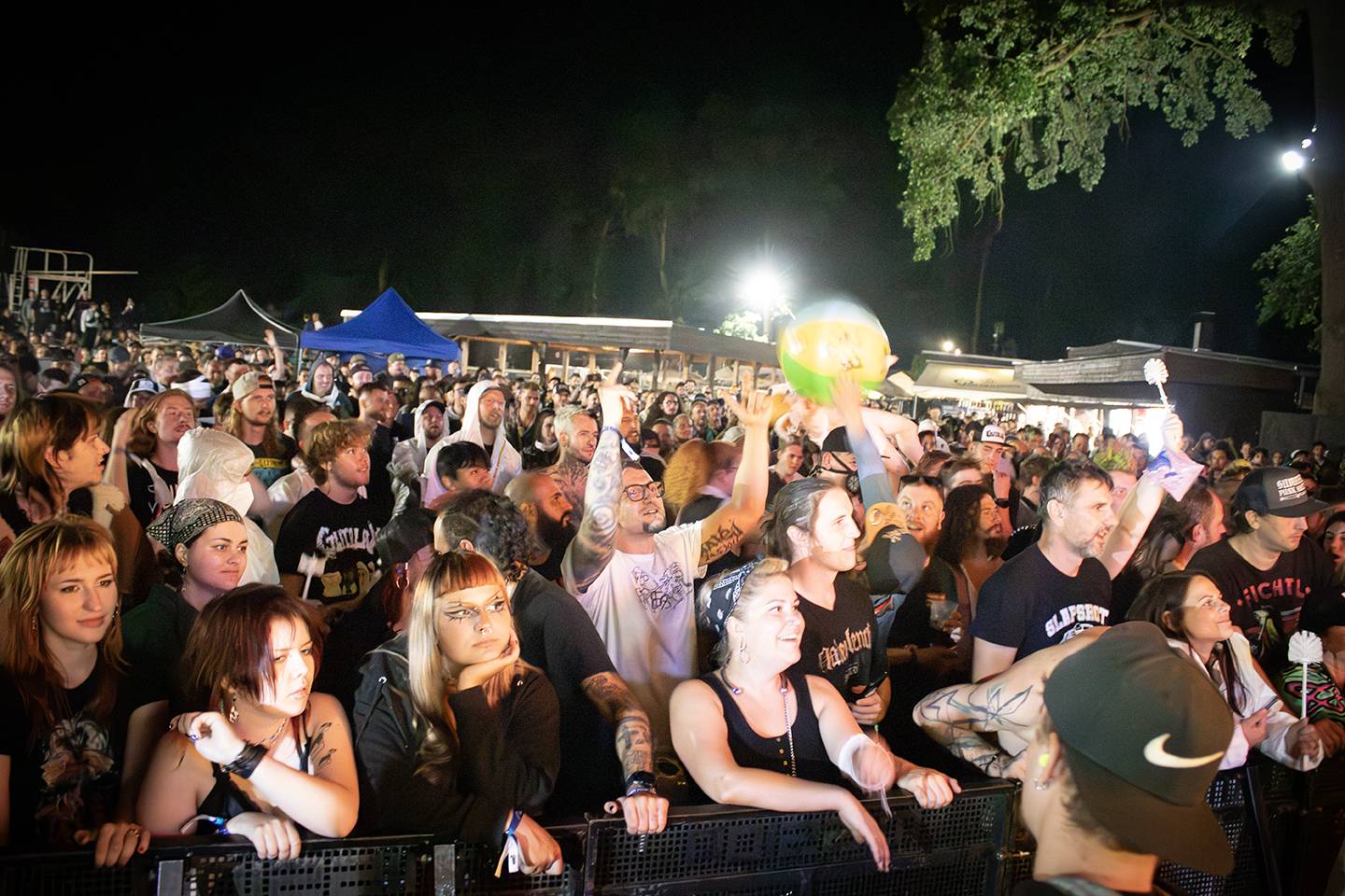 Volyně zažila punkovou smršť. Crowdsurfing, kam se podíváš, a létající toiky i záchodové štětky během show Gutalaxu