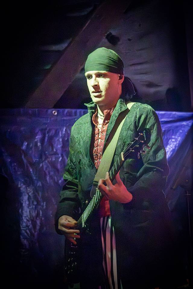 Volyně zažila punkovou smršť. Crowdsurfing, kam se podíváš, a létající toiky i záchodové štětky během show Gutalaxu