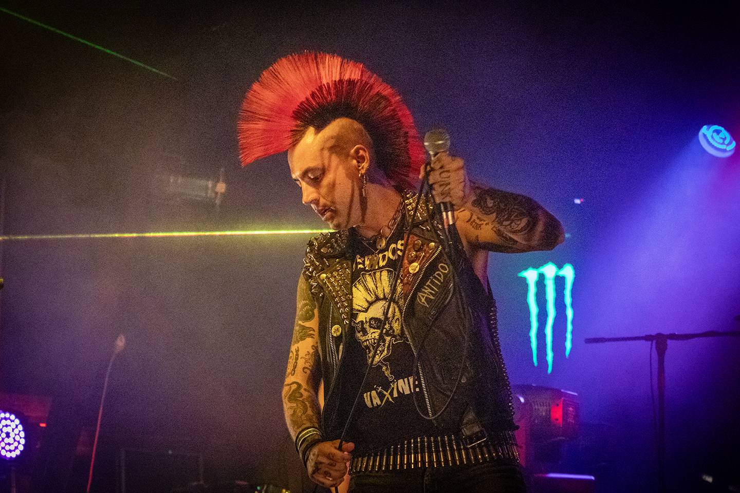 Volyně zažila punkovou smršť. Crowdsurfing, kam se podíváš, a létající toiky i záchodové štětky během show Gutalaxu