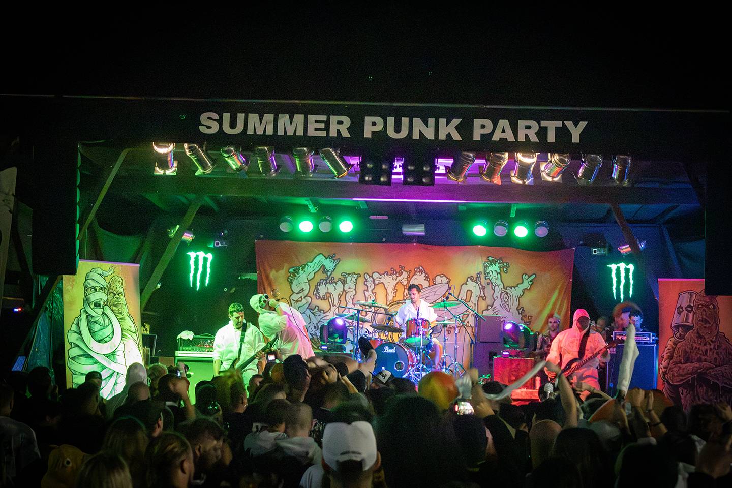 Volyně zažila punkovou smršť. Crowdsurfing, kam se podíváš, a létající toiky i záchodové štětky během show Gutalaxu