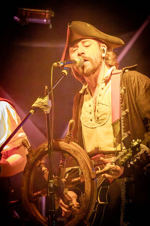 Volyně zažila punkovou smršť. Crowdsurfing, kam se podíváš, a létající toiky i záchodové štětky během show Gutalaxu