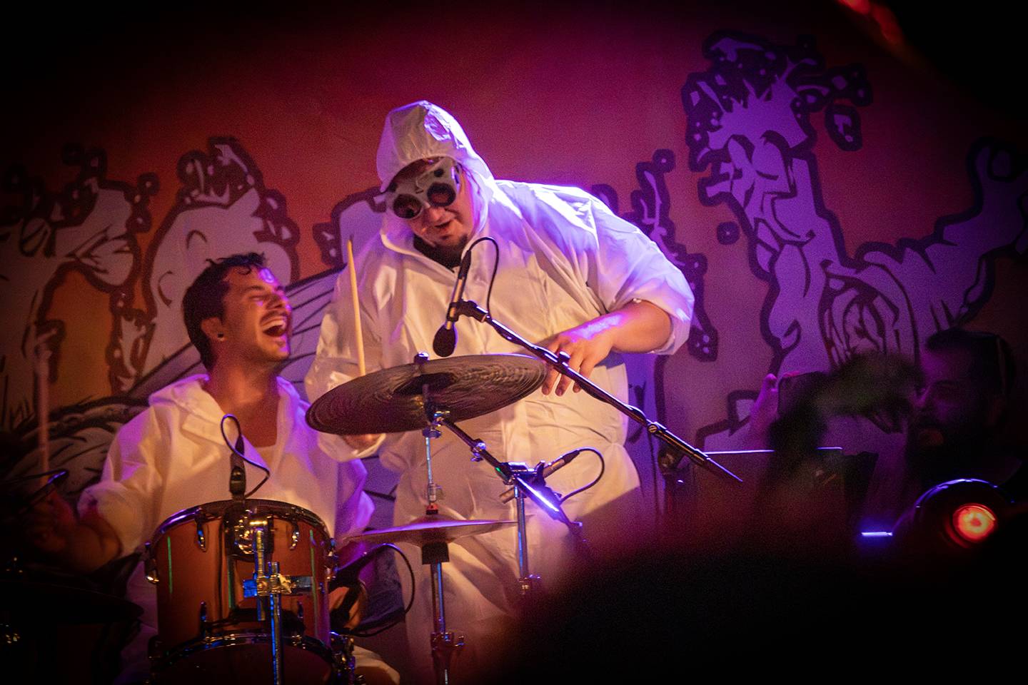 Volyně zažila punkovou smršť. Crowdsurfing, kam se podíváš, a létající toiky i záchodové štětky během show Gutalaxu