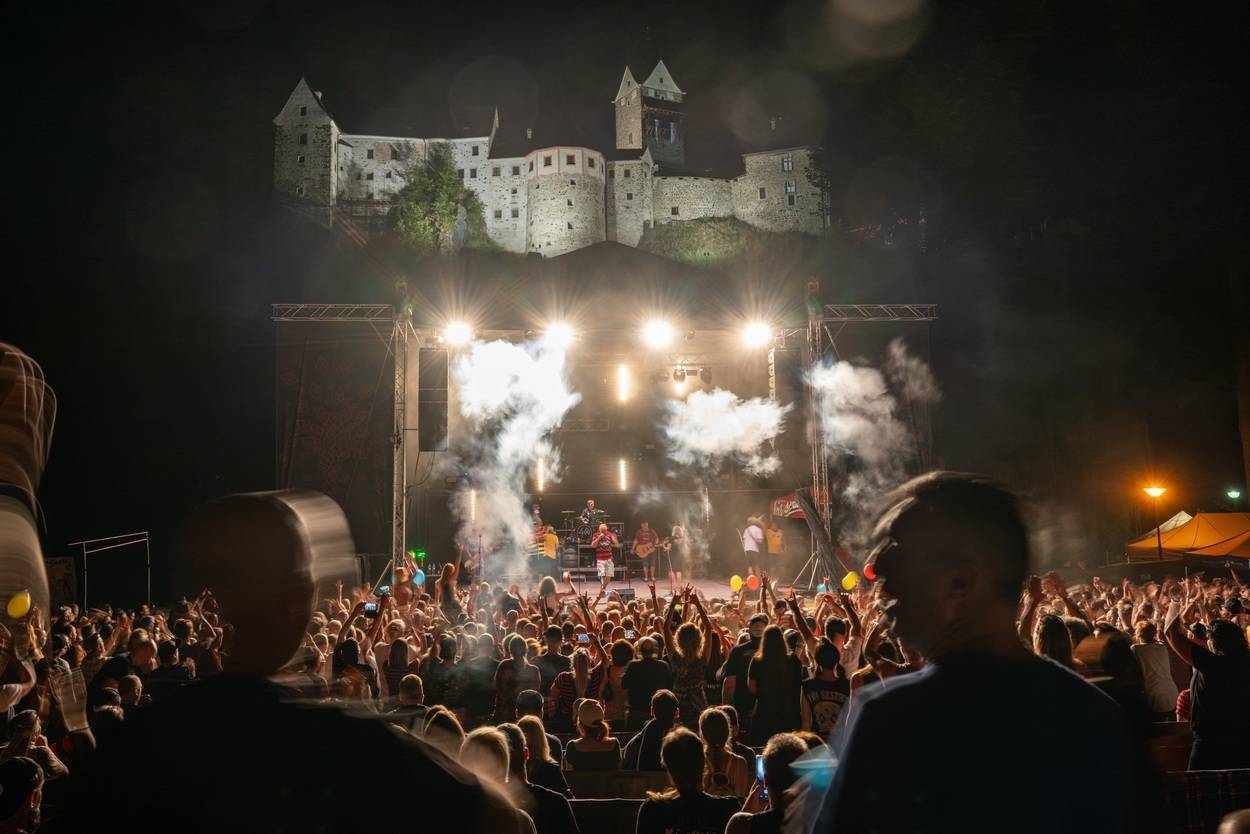 Tři sestry oslavily čtyřicet let i v Lokti, jejich hosty byli E!E a MZH