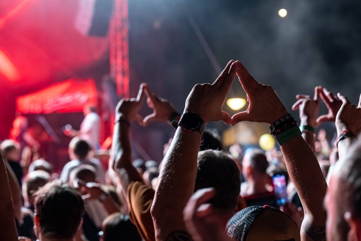 Tři sestry oslavily čtyřicet let i v Lokti, jejich hosty byli E!E a MZH