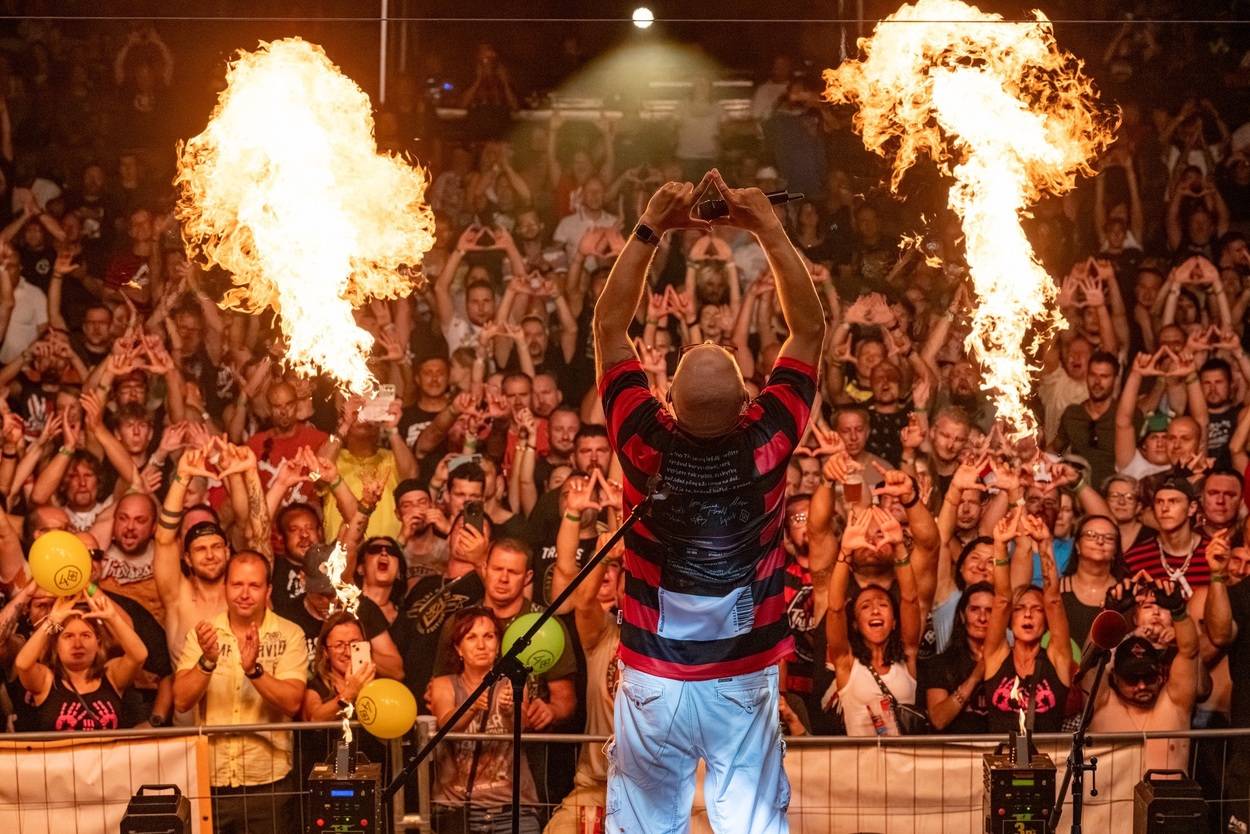 Tři sestry oslavily čtyřicet let i v Lokti, jejich hosty byli E!E a MZH