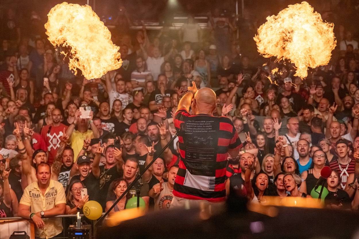 Tři sestry oslavily čtyřicet let i v Lokti, jejich hosty byli E!E a MZH