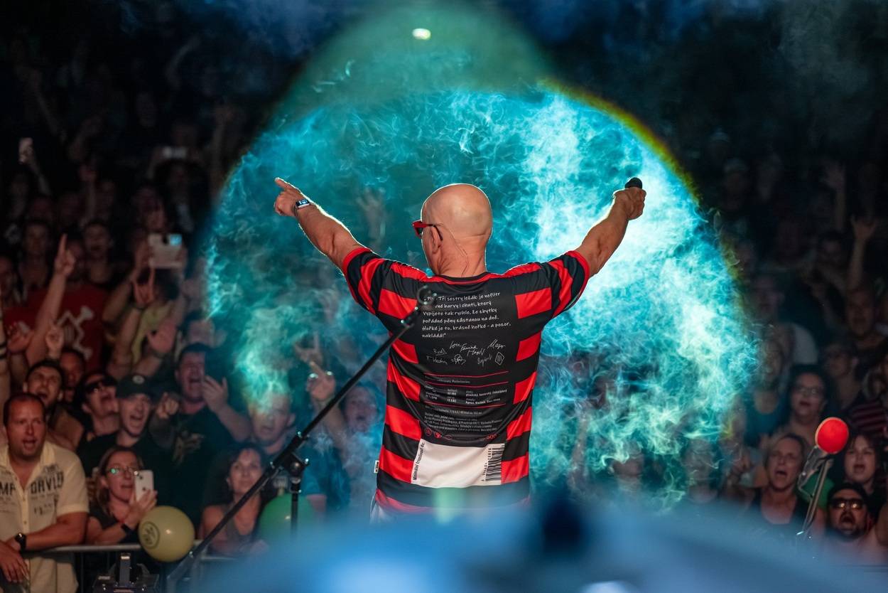 Tři sestry oslavily čtyřicet let i v Lokti, jejich hosty byli E!E a MZH