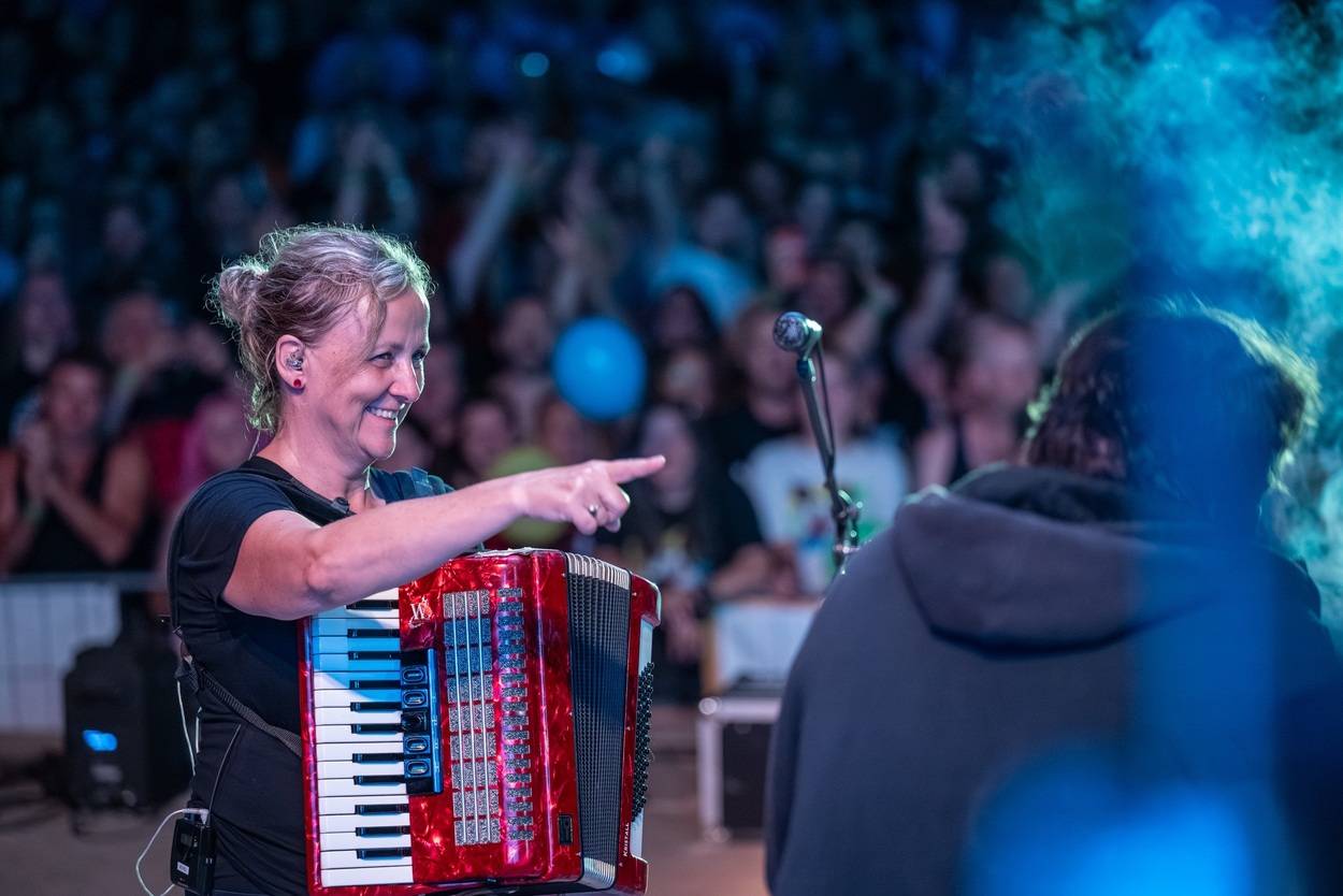 Tři sestry oslavily čtyřicet let i v Lokti, jejich hosty byli E!E a MZH