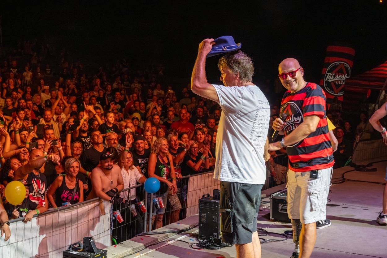 Tři sestry oslavily čtyřicet let i v Lokti, jejich hosty byli E!E a MZH