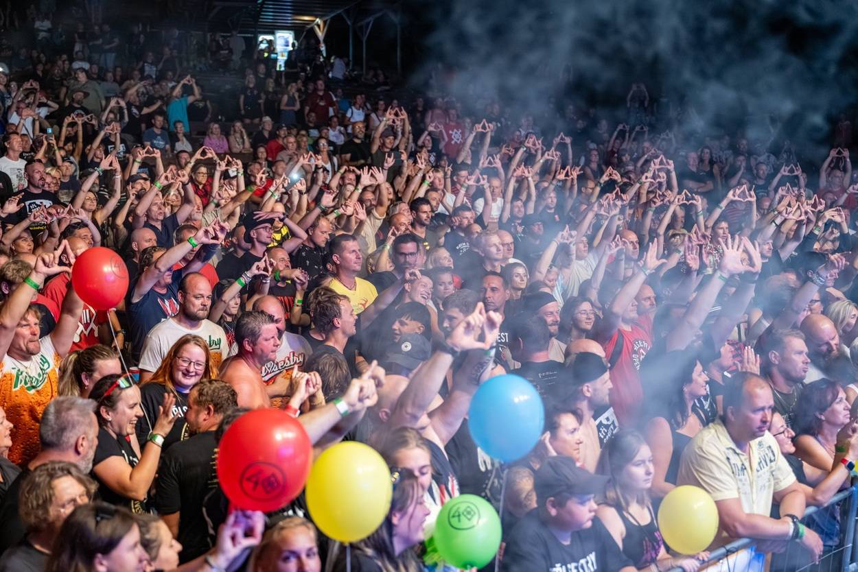 Tři sestry oslavily čtyřicet let i v Lokti, jejich hosty byli E!E a MZH