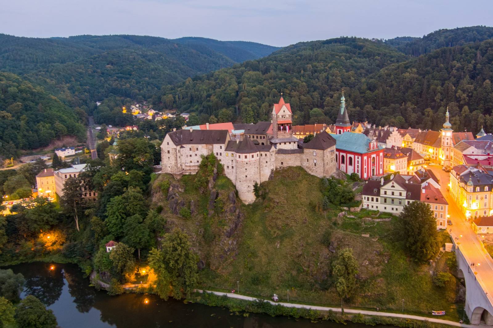 Tři sestry oslavily čtyřicet let i v Lokti, jejich hosty byli E!E a MZH