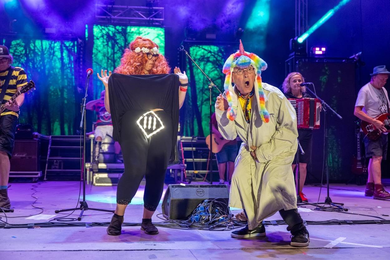 Tři sestry oslavily čtyřicet let i v Lokti, jejich hosty byli E!E a MZH