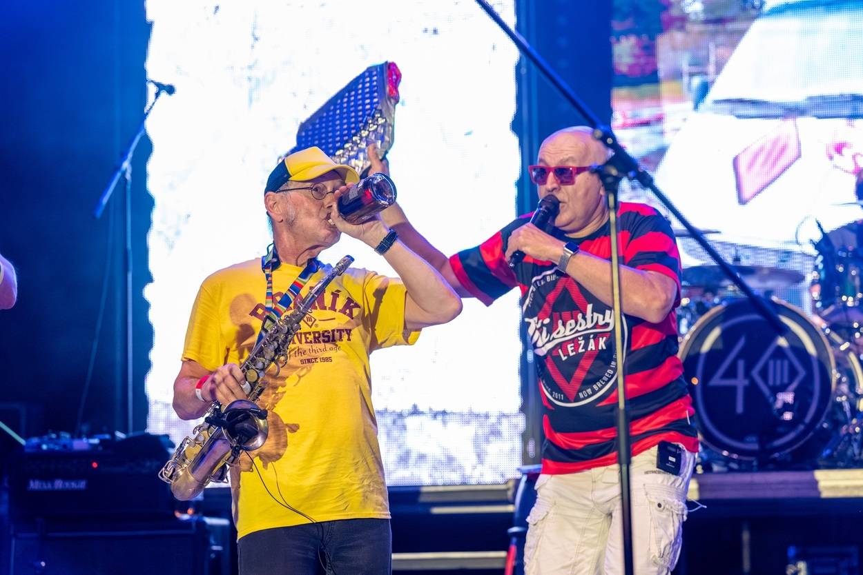 Tři sestry oslavily čtyřicet let i v Lokti, jejich hosty byli E!E a MZH